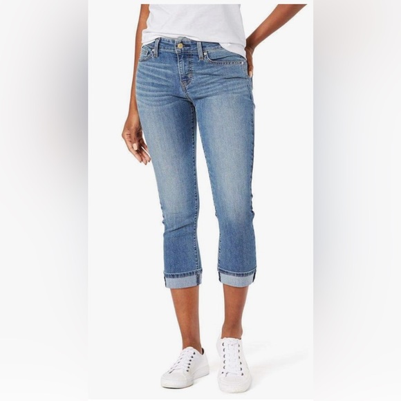 Signature by Levi Strauss Denim - Levi Capri Mid rise slim fit Size 4